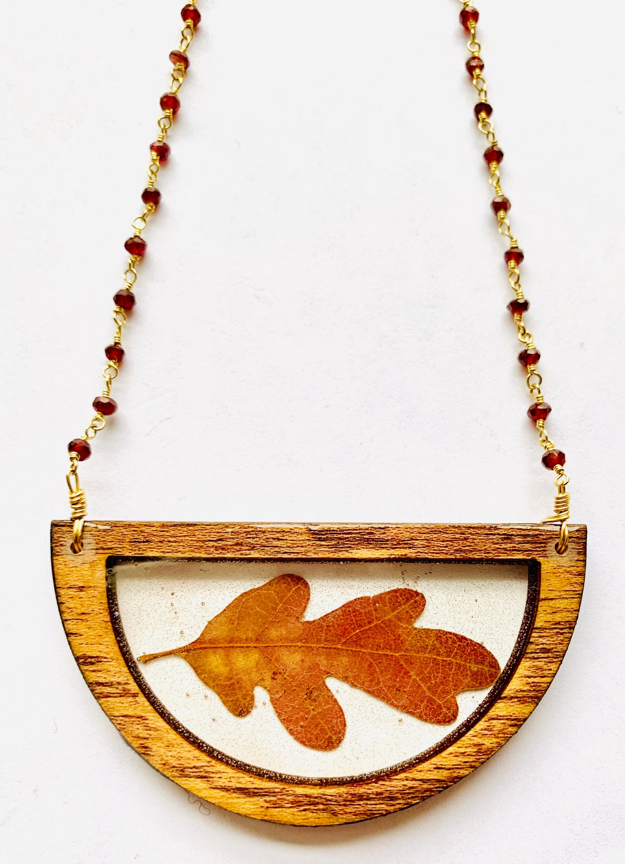 Wood Bezel Rein Leaf Garnet Necklace